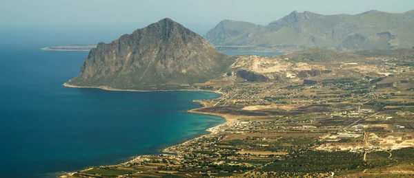 View of Cofano mount and the Tyrrhenian coastline from Erice — Stock Photo, Image