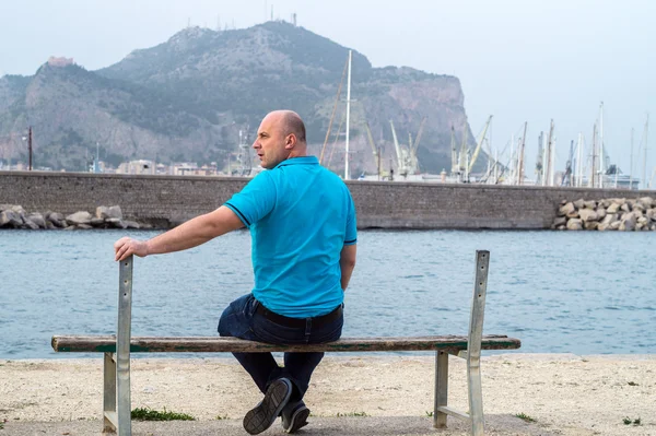 Man on bench — Stock Photo, Image