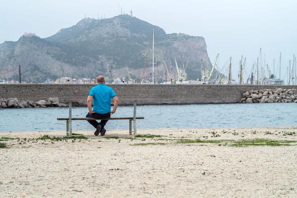 Uomo in panchina — Foto Stock