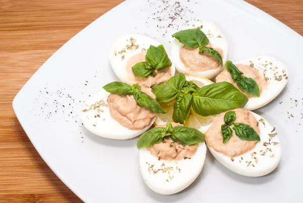 Huevos con salsa de atún —  Fotos de Stock