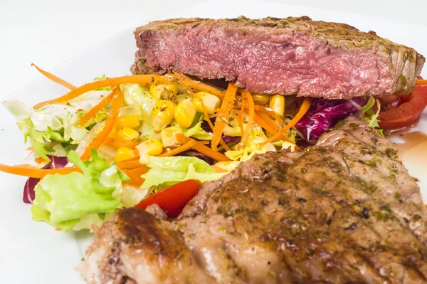 Segment kalfsvlees zeldzame met salade — Stockfoto