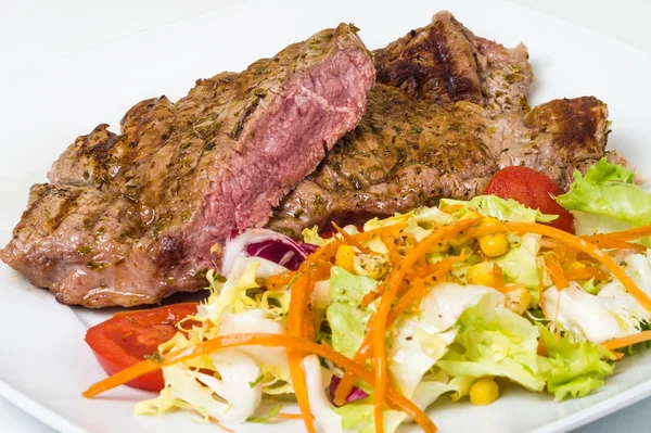 Rebanada de ternera rara con ensalada — Foto de Stock