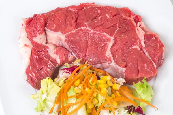 Rå kalvekød og salat - Stock-foto