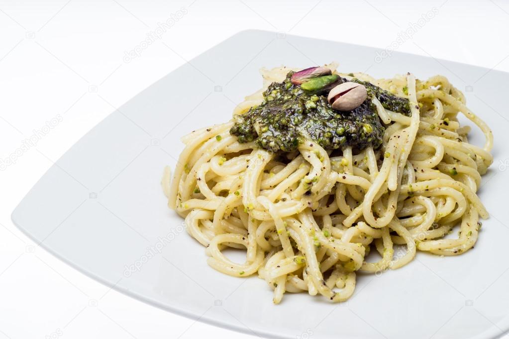 Spaghetti with pesto of pistachios 