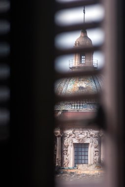 Carmine Maggiore kubbe Görünümü penceresinden. Palermo, Sicilya