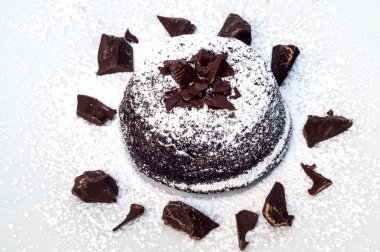 Yumuşak kalpli çikolatalı kek