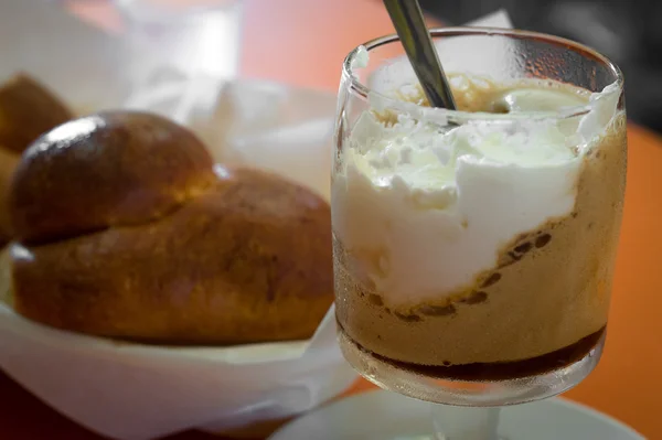 Sicilya kahve granita ve lezzetli börek