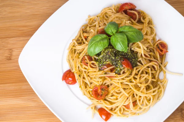 Espaguete com tomate cereja e pesto — Fotografia de Stock