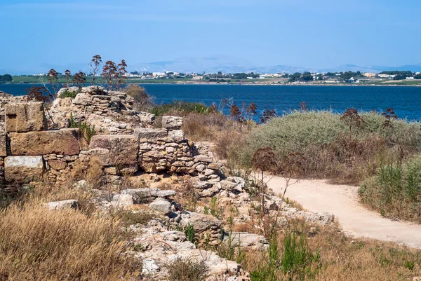 Mozia saline e un vecchio mulino a vento a Marsala, Sicilia — Foto Stock