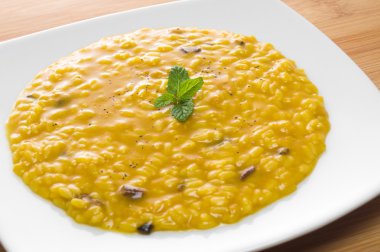 Safran ve mantarlı risotto.