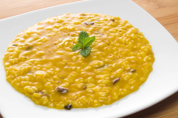 Risotto com açafrão e cogumelos — Fotografia de Stock