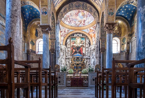 Innenraum der berühmten Kirche Santa Maria dell Ammiraglio in Pal — Stockfoto