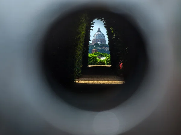 The dome of Saint Peters Basilica seen through the famous keyhol — Stock Photo, Image