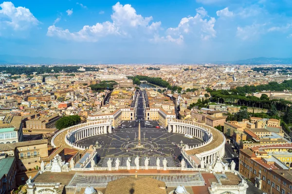 Syn på St Peter's Square från taket på St Peter's Basilica, — Stockfoto