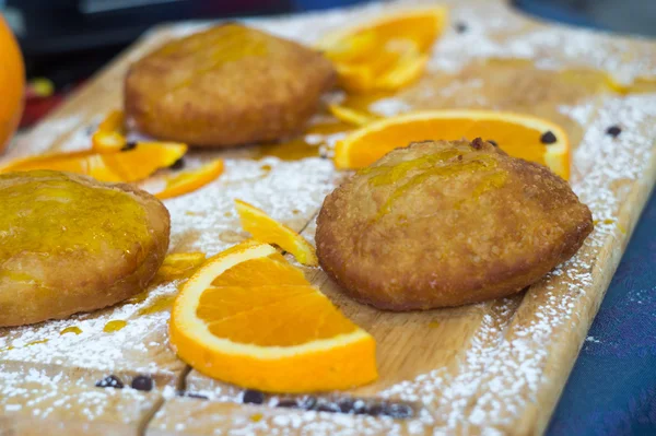 Bolos sicilianos cheios de creme de laranja — Fotografia de Stock
