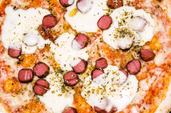 Hausgemachte Pizza mit Wurst und Mozzarella — Stockfoto