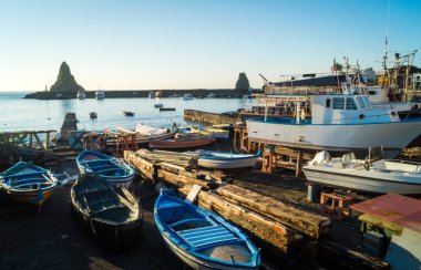 Acitrezza liman gemi ile