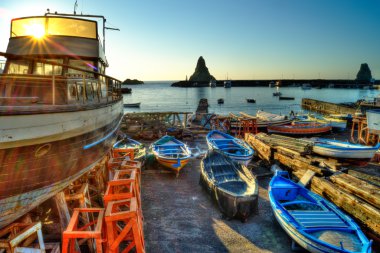 Acitrezza liman gemi ile