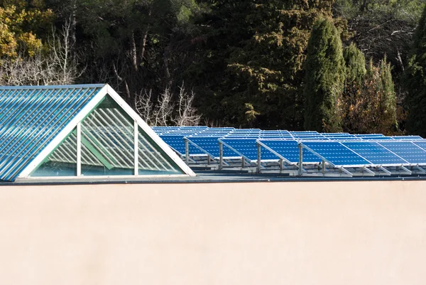 Вид на сонячні панелі на даху — стокове фото