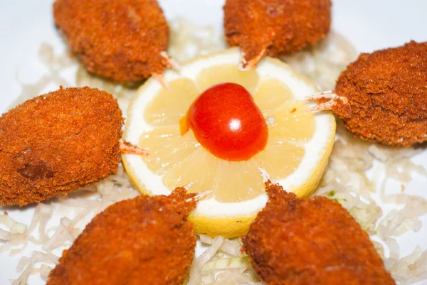 Garras de cangrejo fritas servidas en plato blanco —  Fotos de Stock