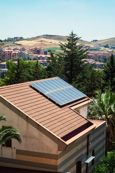 Dům se solárními panely na střeše Stock Snímky