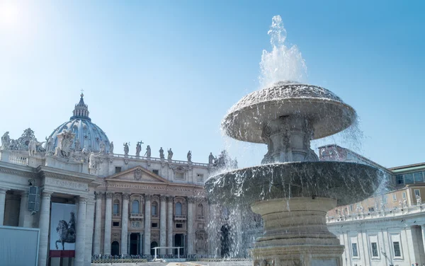 Vatikanen, Petersplatsen, fontän. Rom — Stockfoto