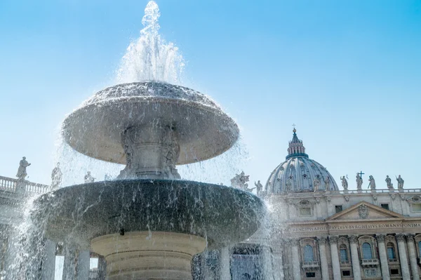 Vaticaan, St. Peter's square, fontein. Rome — Stockfoto