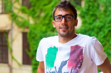 mutlu yakışıklı genç