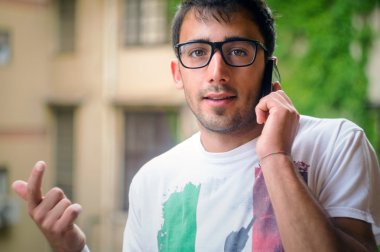 genç adam alking cep telefonu