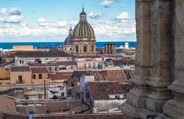 Veduta di Palermo con vecchie case e monumenti — Foto Stock