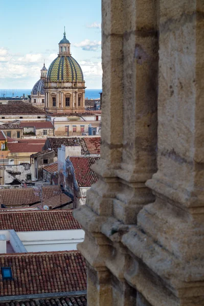 Vue de Palerme avec vieilles maisons et monuments — Photo