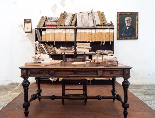 Scrivania antica e biblioteca di Giuseppe Pitre — Foto Stock