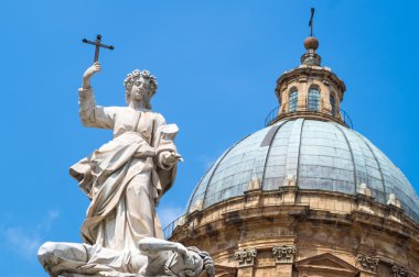 Santa Rosalia heykeli Palermo Katedrali yanında. Sicilya