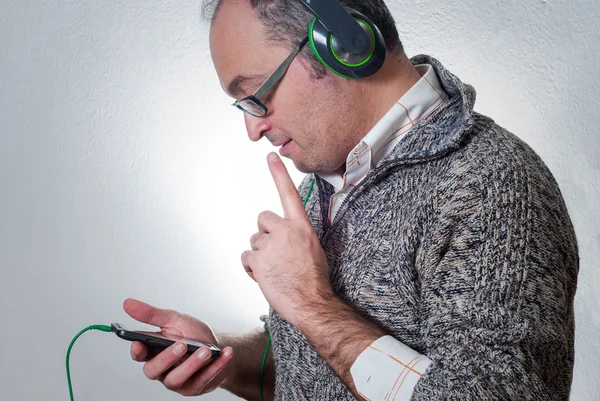 Homme écoutant de la musique et utilisant smartphone — Photo