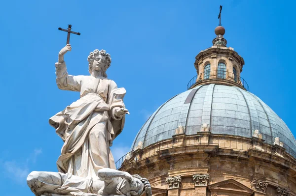 Statue Santa Rosalia neben der Kathedrale von Palermo. Sizilien — Stockfoto