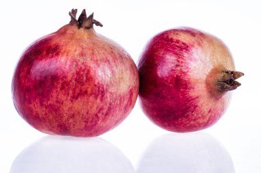 Olgun nar meyve üzerinde beyaz izole