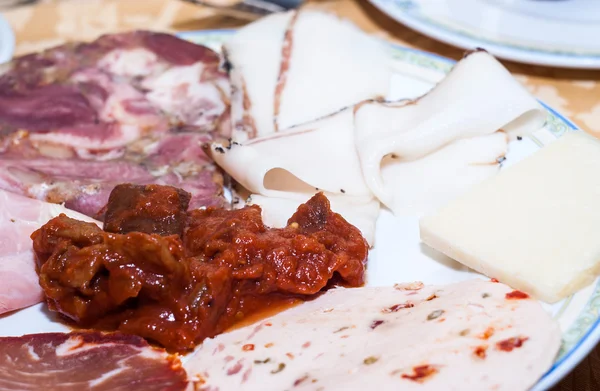 Bandeja de salami y queso con caponata — Foto de Stock