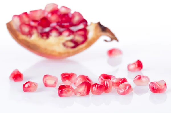 Frutta di melograno matura isolata su bianco — Foto Stock