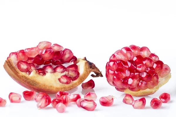 Mogen granatäpple frukt isolerad på vit — Stockfoto