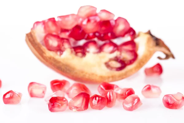 Mogen granatäpple frukt isolerad på vit — Stockfoto