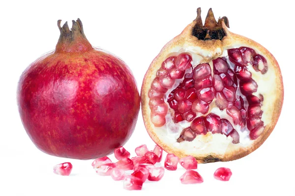 Mogen granatäpple frukt isolerad på vit — Stockfoto