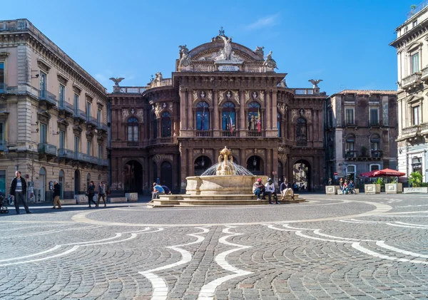 Theater en fontein op Piazza Vincenzo Bellini in Catania, Sic — Stockfoto