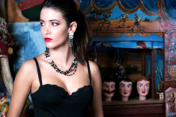Morena bonita e encantadora em um estilo siciliano Imagens De Bancos De Imagens Sem Royalties