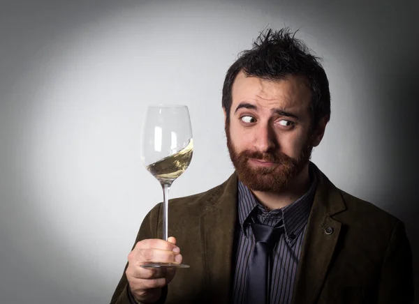 Bel homme d'affaires tenant un verre de vin — Photo