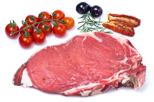 Bistecca alla fiorentina cruda con verdure e spezie isolate — Foto Stock