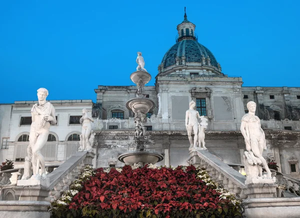 A famosa fonte na Piazza Pretoria decorada para o Natal . Fotos De Bancos De Imagens