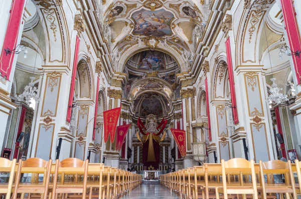 在 Ispica，拉古萨的圣玛丽亚教堂的内部 — 图库照片