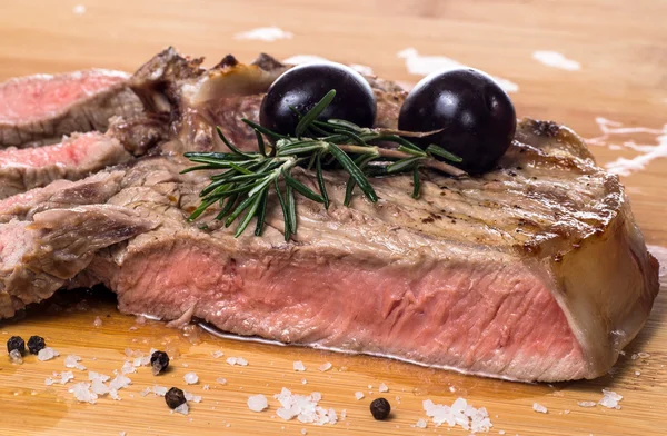 Bife de fiorentina grelhado com alecrim e azeitona — Fotografia de Stock