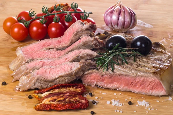 Grillezett fiorentina steak, fűszerek és zöldségek Stock Fotó