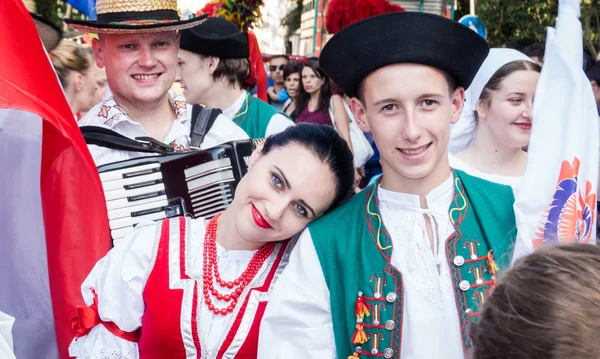 Polnisches Folk-Paar beim "Festival der Haselnüsse" Musik und Para — Stockfoto